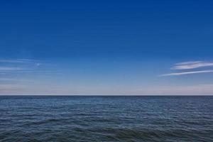 mar azul y cielo foto