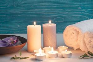 Ajuste de bienestar spa con velas iluminadas con sal marina foto