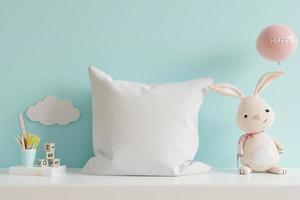 maqueta de almohada en la habitación de los niños sobre fondo de pared de colores azules. foto