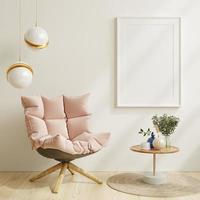 maqueta de póster con marcos verticales en la pared blanca vacía en el interior de la sala de estar con sillón de terciopelo rosa. foto