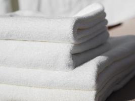 Cerrar toallas limpias dobladas blancas foto