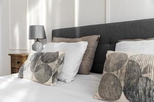 diseño de interiores de dormitorio con almohadas suaves