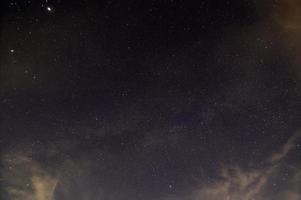 cielo estrellas nubes vía láctea en la noche foto