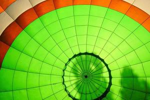 Vista interior de un globo multicolor para mosca turística aerostática, durante las operaciones de llenado de aire caliente. foto