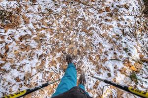 zavattarello pavia, italia, 2021, vista desde la perspectiva humana de un sendero de trekking, a lo largo de las colinas de oltrepo pavese, lombardía, norte de italia, durante el invierno.