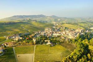 vista aérea del pueblo de barolo, en la región montañosa de langhe, piamonte, norte de italia, temporada de otoño. sitio de la unesco desde 2014.