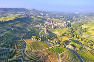 vista aérea de los viñedos de la región montañosa de langhe, piamonte, norte de italia, temporada de otoño. sitio de la unesco desde 2014. foto