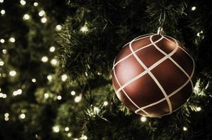 bola de navidad colgando de un árbol.