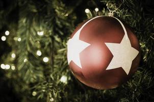 bola de navidad colgando de un árbol.