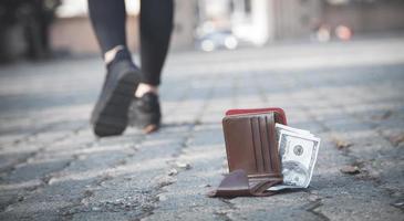 mujer perdió una billetera de cuero con dinero en el parque.