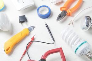 herramientas y componentes de trabajo. objetos electricos foto