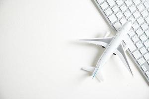 avión con teclado de computadora. Reservas en línea foto