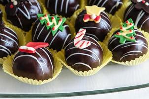 bolas de chocolate árbol de navidad muñeco de nieve ciervos. foto