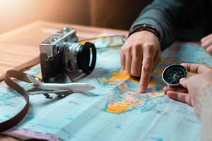 Mujer con un amigo planeando un viaje de vacaciones con accesorios de viajero foto