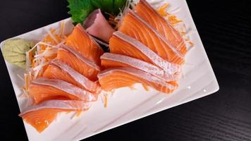Vista superior de sashimi de salmón en la mesa. concepto de comida japonesa foto