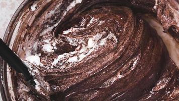 Cerrar tazón de masa de pastel de chocolate mixto