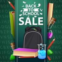 venta de regreso a la escuela, banner web verde con mochila escolar, un libro y un matraz químico vector