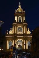 fachada de la iglesia de san paolo apostolo en palazzolo acreide iluminada para la fiesta, 29 de junio. pablo el apóstol, palazzolo acreide, siracusa sicilia. foto