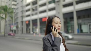 mujer de negocios hablando por teléfono en la ciudad video
