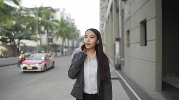 affärskvinna pratar i telefon i staden