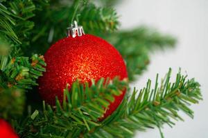 Hermoso árbol de Navidad con adornos rojos de cerca foto