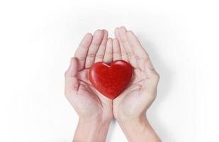 manos sosteniendo conceptos de corazón rojo, salud del corazón y donación foto
