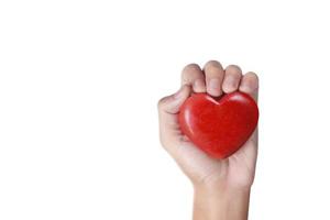 manos sosteniendo un corazón rojo, salud del corazón