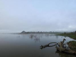 Mañana brumosa en el embalse, Bellus, España foto