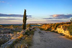 hermosa puesta de sol sobre las ruinas de chersonesos. Sebastopol, Crimea foto