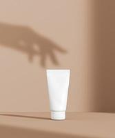 Exhibición de productos cosméticos con elegante sombra de mano femenina, podio de color para presentación de productos para el cuidado de la piel, representación 3D foto