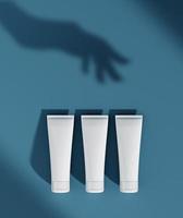 Fondo cosmético abstracto moderno mínimo para la presentación del producto. sombra de la sombrilla de la mano femenina en la pared azul. Render 3d foto