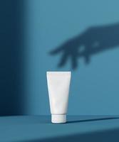 Exhibición de productos cosméticos con elegante sombra de mano femenina, podio de color para presentación de productos para el cuidado de la piel, representación 3D foto