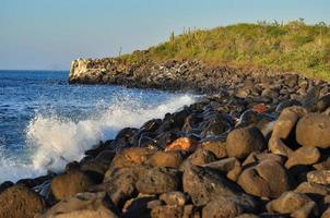 olas en las rocas en galápagos foto