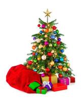 Foto de estudio brillante de árbol de Navidad decorado en azul y plata con regalos en blanco