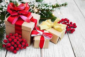 caja de regalo de navidad y adornos