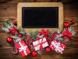 cajas de regalo de navidad con pizarra vacía foto