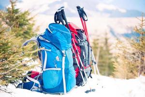 dos mochilas en la nieve. foto