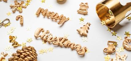 Feliz Navidad texto dorado brillante con artículos de decoración navideña de lujo