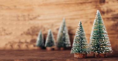 Mini árbol de Navidad de madera sobre una mesa de madera rústica foto