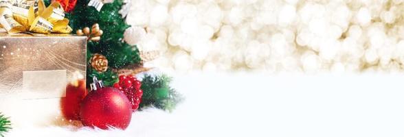 caja de regalo y decoración de bolas bajo el árbol de navidad en blanco fer foto