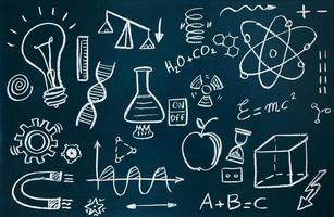 Químico y dibujos matemáticos sobre fondo de pizarra foto