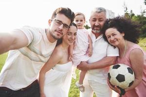 alegre familia activa divirtiéndose en el campo en verano. foto