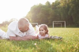 retrato, de, abuelo, con, nieta, relajante, juntos, en el parque foto