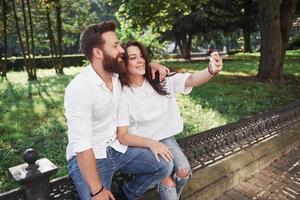 una hermosa pareja hace una foto al aire libre