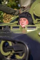 belgrado, serbia, 10 de octubre de 2014 - soldado no identificado en bvp m-80a vehículo de combate de infantería de las fuerzas armadas serbias, preparándose para conmemorar el 70 aniversario de la liberación de belgrado en la segunda guerra mundial. foto