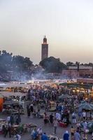 marrakech, marruecos, 11 de septiembre de 2014 - personas no identificadas en jeema el fna en marrakech, marruecos. jeema el fna recibió la etiqueta unesco de obras maestras del patrimonio oral e inmaterial de la humanidad.
