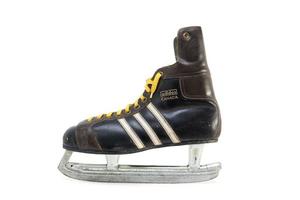 belgrado, serbia, 16 de enero de 2019 - zapatos de skate adidas vintage en belgrado, serbia. adi dassler fabrica sus primeras zapatillas deportivas en su taller cerca de nuremberg en alemania. foto