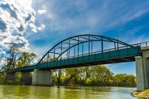 Un puente sobre el río Tamis en Pancevo, Serbia foto