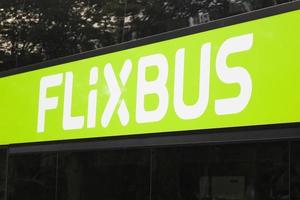 Zurich, Suiza, 23 de septiembre de 2018 - Detalle del autobús flixbus en Zurich, Suiza. flixbus es una marca alemana que ofrece servicio de autobuses interurbanos en europa fundada en 2011 en munich, alemania. foto