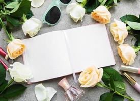 cuaderno y rosas blancas foto